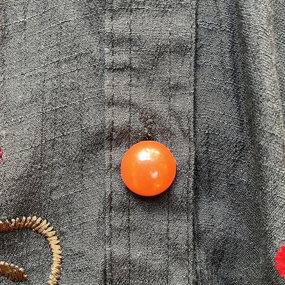 Vintage embroidered Floral Top with colorful buttons - Picture 4 of 17